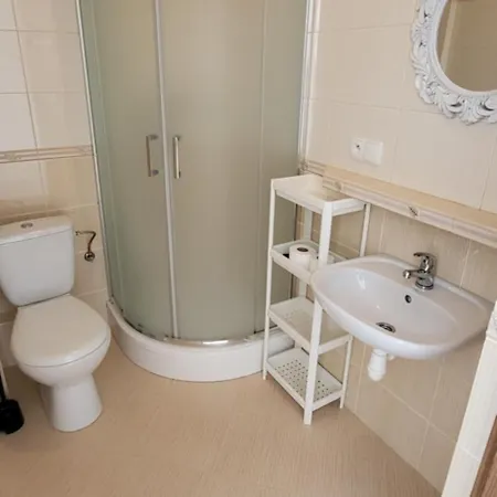 Emada- Goscinne I Studia Rum i privatbostad *