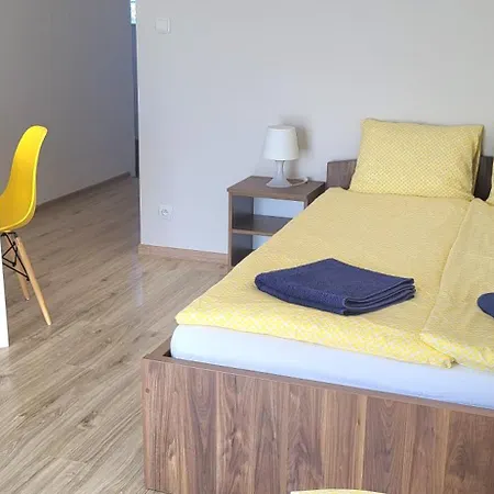 Emada- Goscinne I Studia Rum i privatbostad